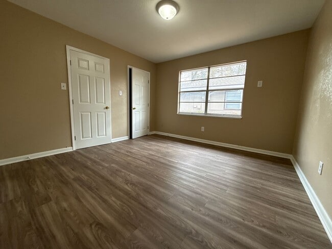 Building Photo - Country and City Side Home