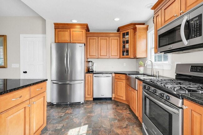 Building Photo - 11 Lakeside Ave