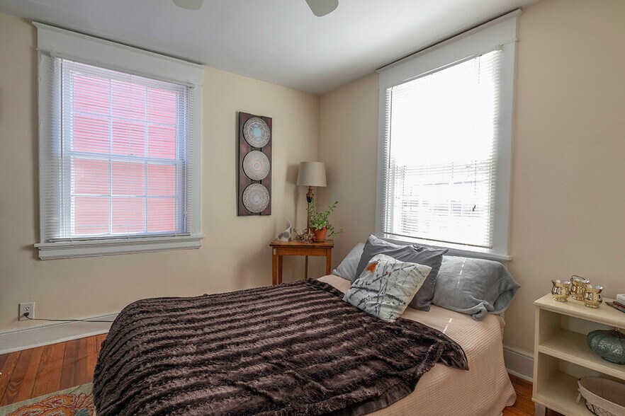 Building Photo - 2902 E Clay St