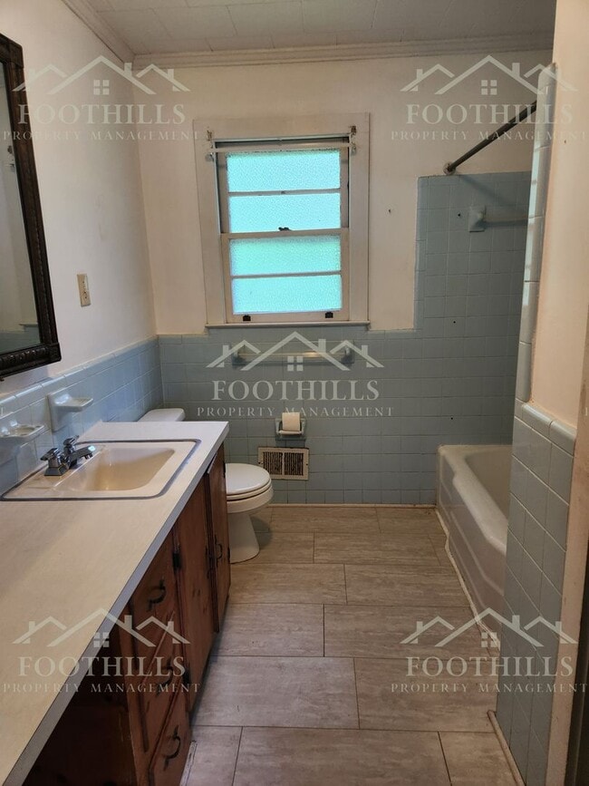 Building Photo - Classic 3-Bedroom Home in Downtown Anderso...