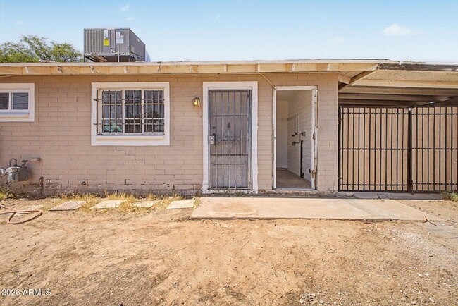 Building Photo - 1823 E Sunland Ave