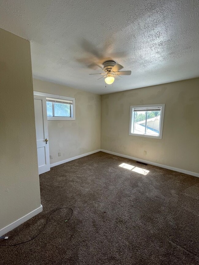 Building Photo - Charming 3bdrm, 1 bath house with fenced y...