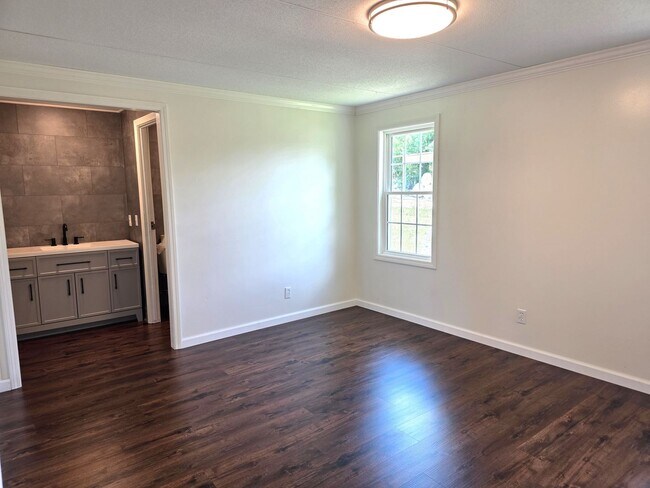 Building Photo - 4 Bed 2 Bath Home Lowgap, NC