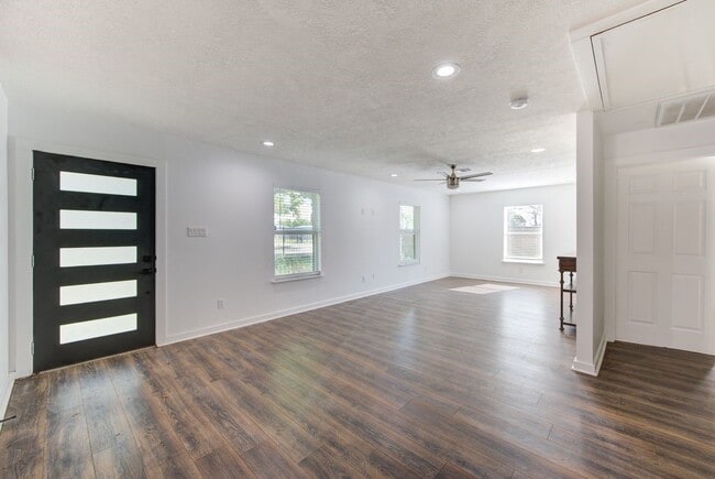 Building Photo - 5906 Hilary St