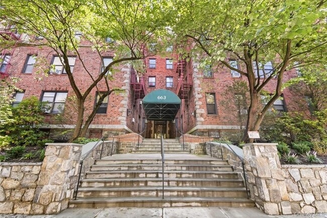 Building Photo - 663 Locust St