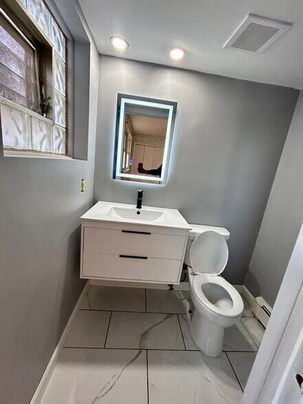 Building Photo - 1616 Memorial Dr