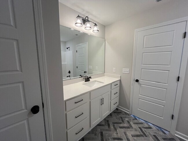 Building Photo - 8405 Paramount Point