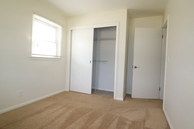 Building Photo - Charming 3 Bedroom Neenah Home with fenced yard