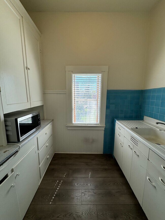 Building Photo - Remodeled 2bed/2bath HOME IN MIDTOWN! CENT...