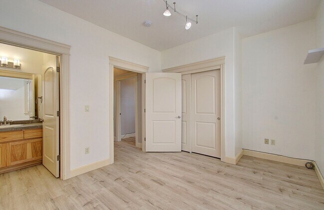Building Photo - Beautiful 2 Story Town Home - Riverview Terrace Washougal!