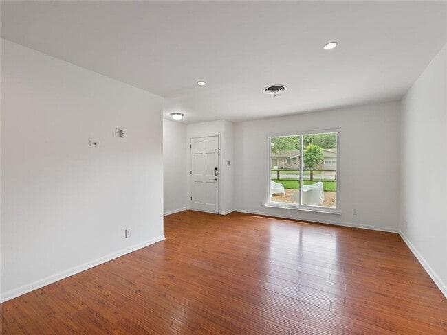 Building Photo - 616 Long Bow Ln