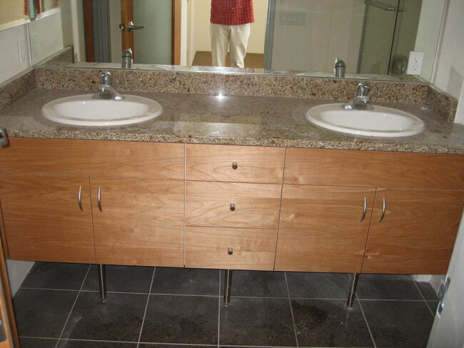 Building Photo - Charming Townhome in Escondido – Now Ready...