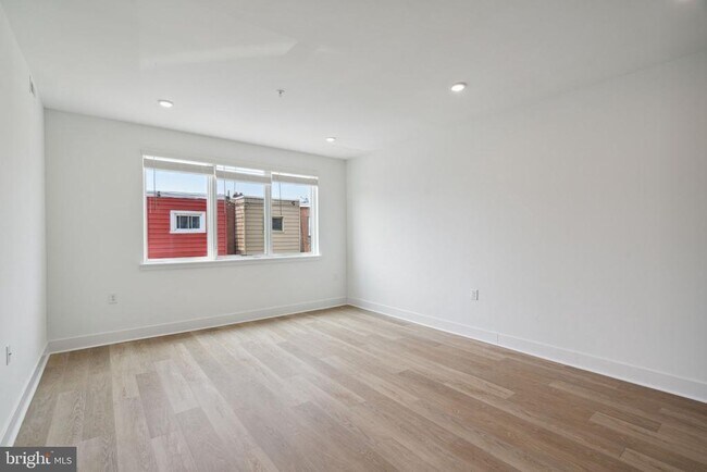 Building Photo - 1419 W Grange Ave
