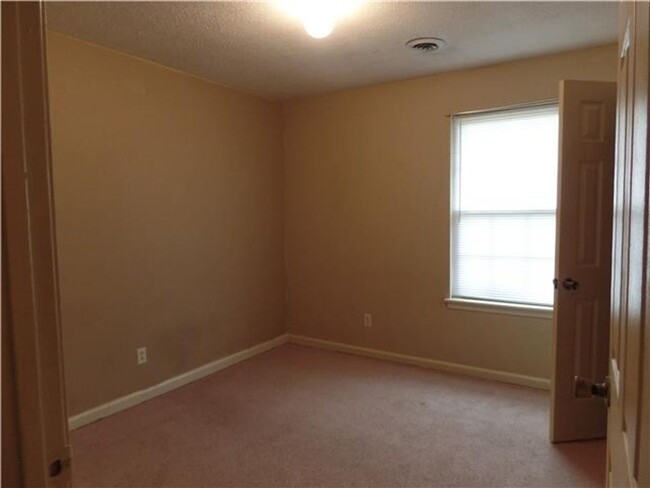 Building Photo - 3 Bedroom 1 Bathroom Home!