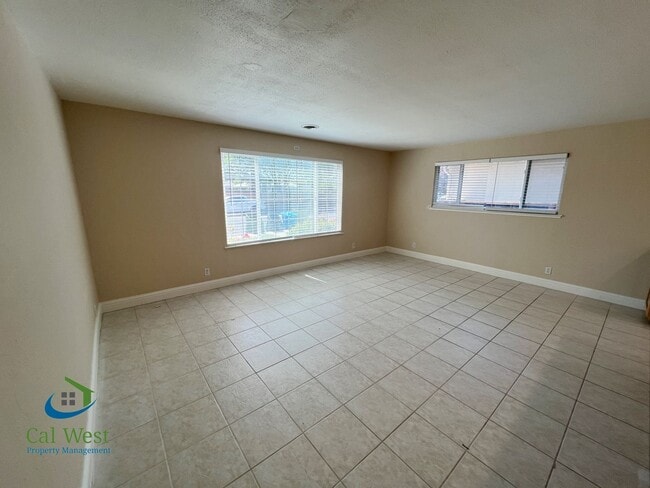 Building Photo - $5,095 - Beautiful 3/2 Bath Home Tucked Away in Prime Santa Clara's Location