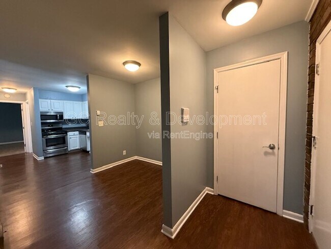 Building Photo - 16 Simpson St