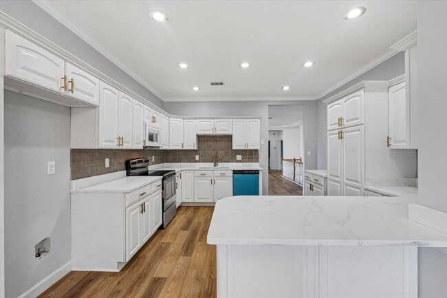 Building Photo - Spacious 5-Bedroom Home on 1.5+ Acres in West Side School District