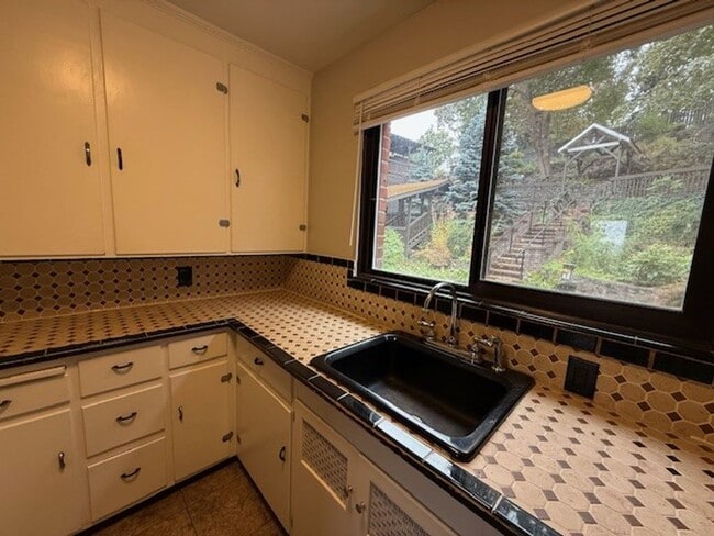 Building Photo - Cliff Dr. Apartment - Spacious with Hardwo...