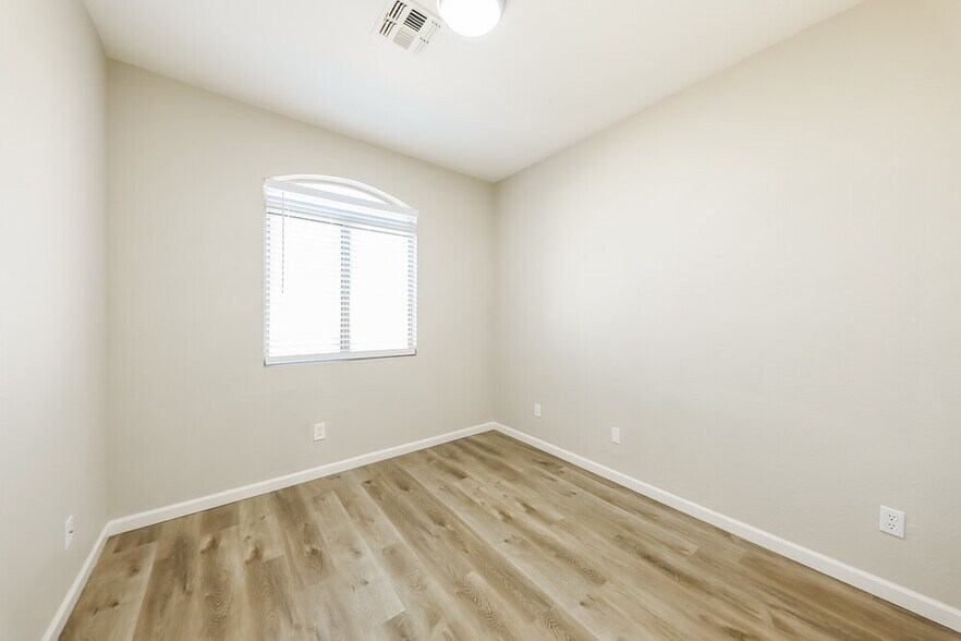 Building Photo - 1750 W Union Hills Dr