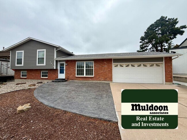 Building Photo - 3 Bedroom Tri Level with Spacious Yard 80918
