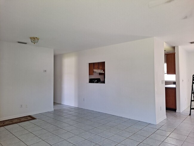 Building Photo - Available NOW! - 3BR 2BA OFF RIVERSIDE DR FOR RENT