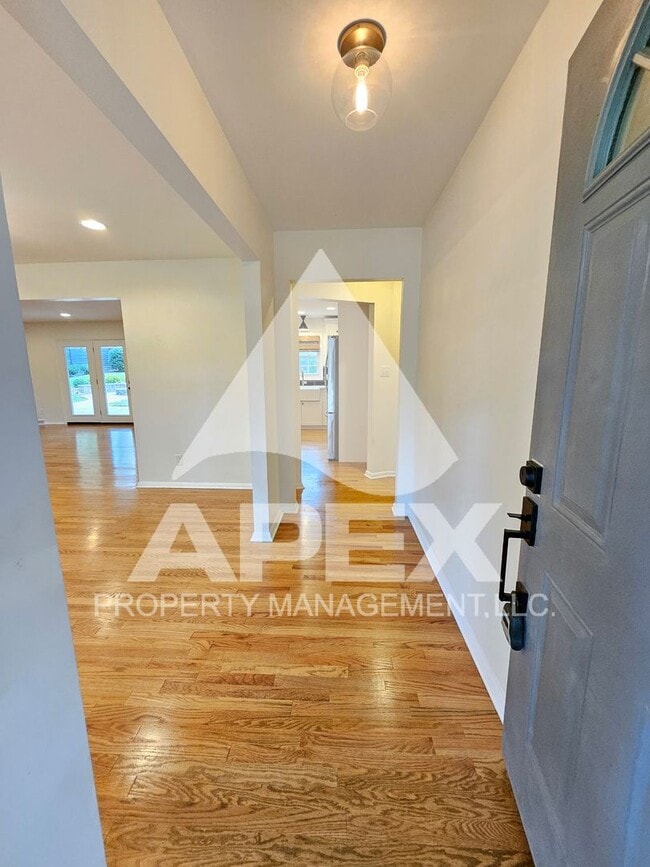 Building Photo - Renovated & Stunning - Single level Brick ...