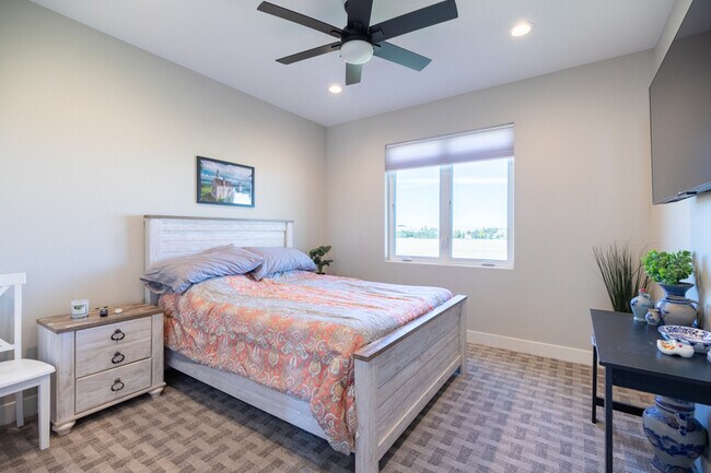 Building Photo - 2428 Sunshine Dr