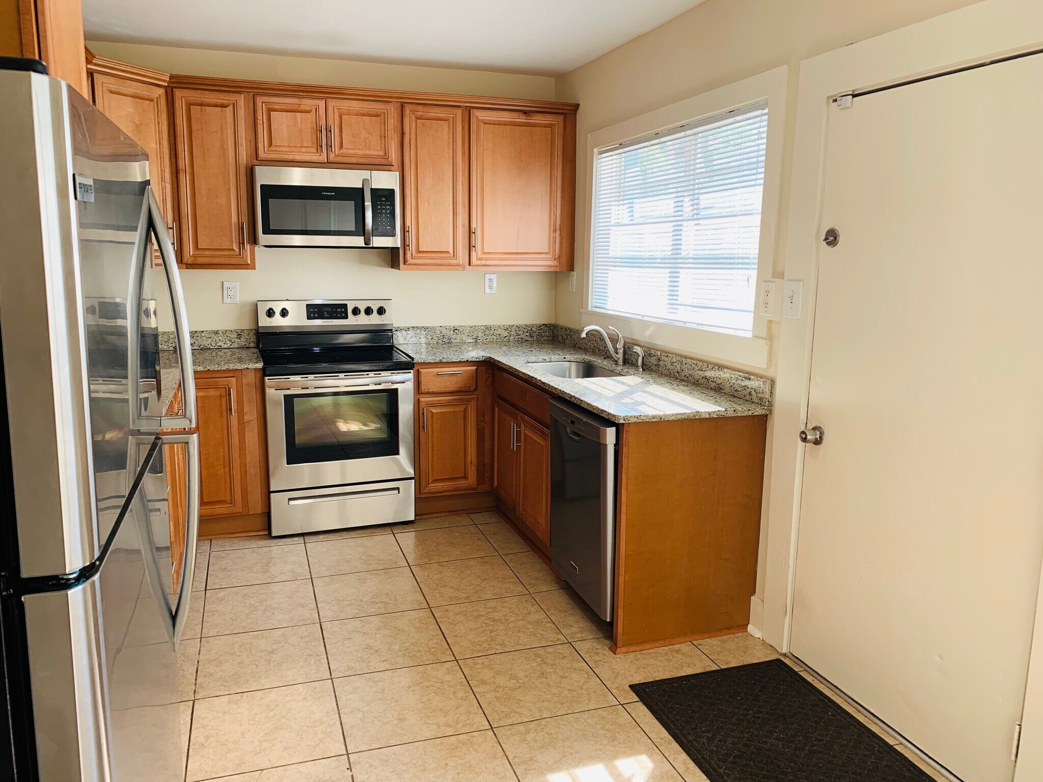 Building Photo - 903 Montgomery St