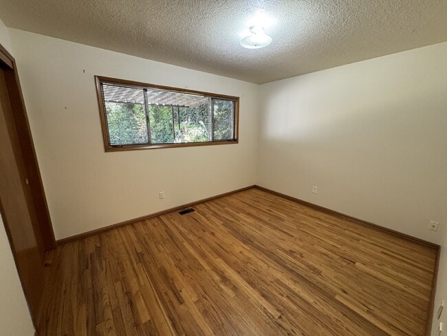 Building Photo - Three Bedroom Home Nestled in the Heart of Mt Tabor