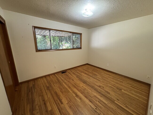 Building Photo - Three Bedroom Home Nestled in the Heart of...