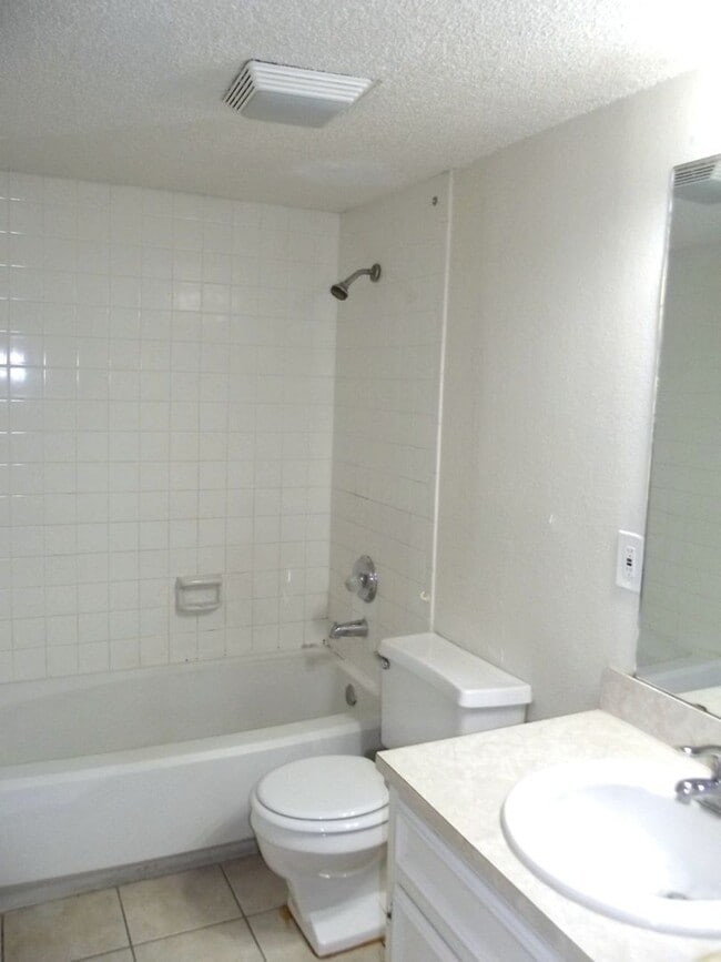 Building Photo - MOVE-IN SPECIAL  - 1 Bedroom, 1 Bath with Carport - Raintree Manor Condo