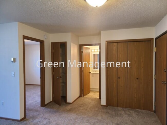 Building Photo - One Bedroom Heat Paid