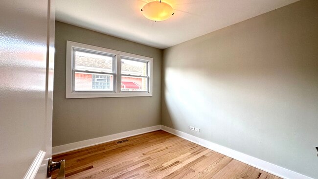 Building Photo - 4833 N Ozark Ave