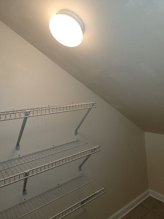 Building Photo - 3 BR/ 2BA Townhome located in