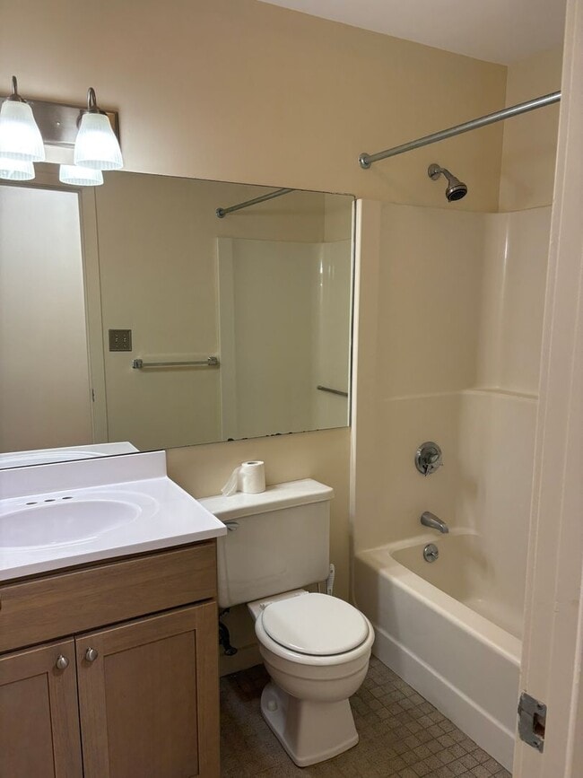 Building Photo - UPSCALE 2-BEDROOM WITH PRIVATE BALCONY!