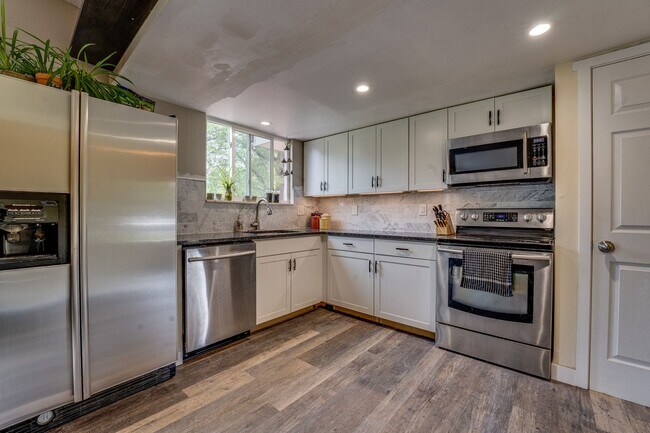 Building Photo - Beautiful 5 bed, 3 Bath House in Central Fort Collins!