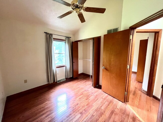 Building Photo - 1256 Queens Dr
