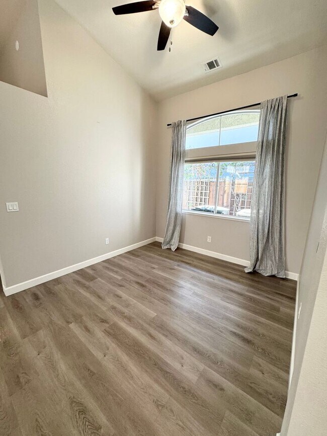 Building Photo - Move-In Ready 3-Bed, 2-Bath Home in Roseville! SEE VIDEO