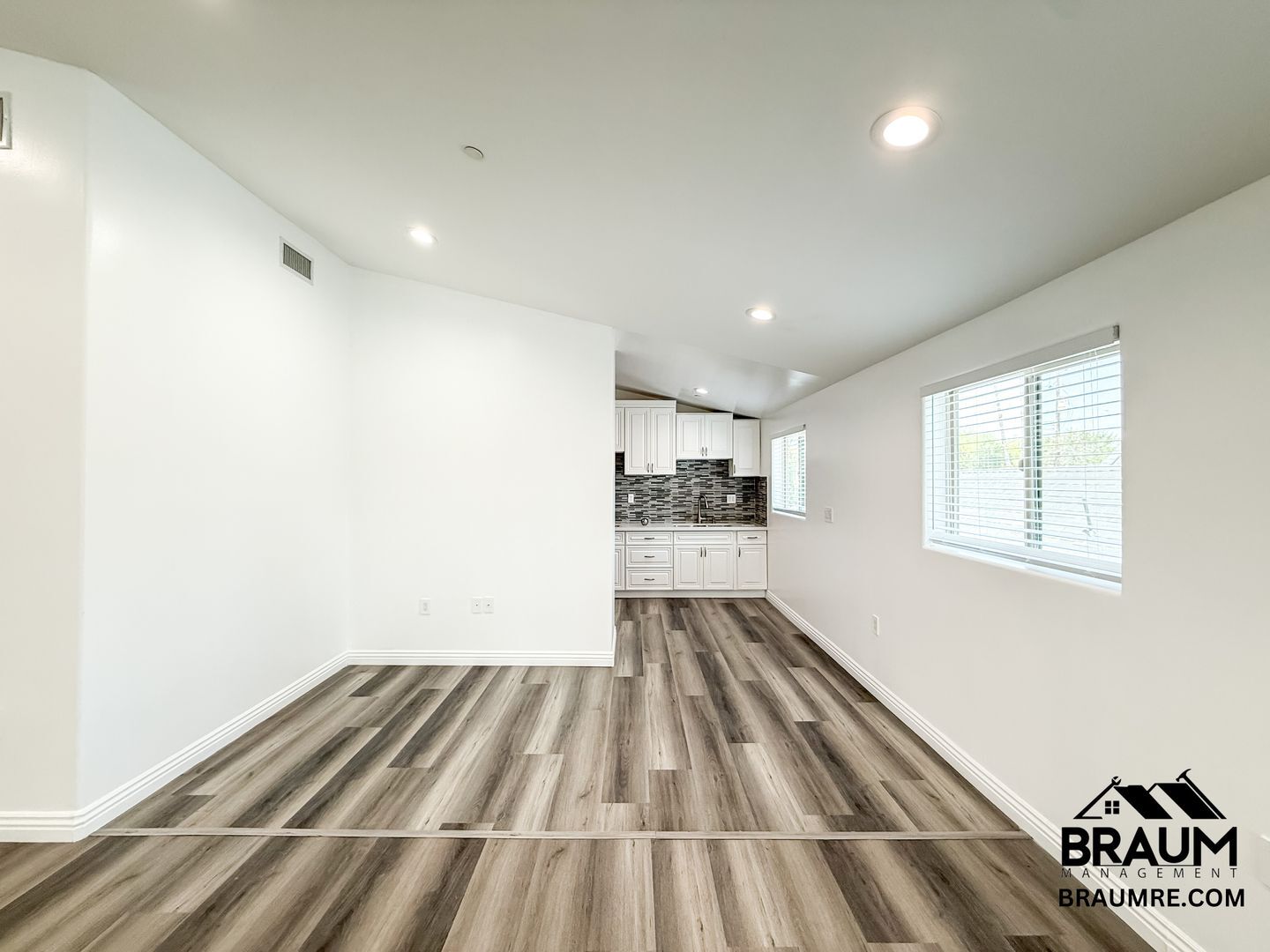 Building Photo - 1109 La Peer Dr