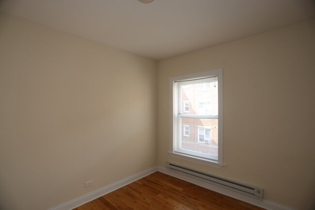 Building Photo - 727 W Cornelia Ave