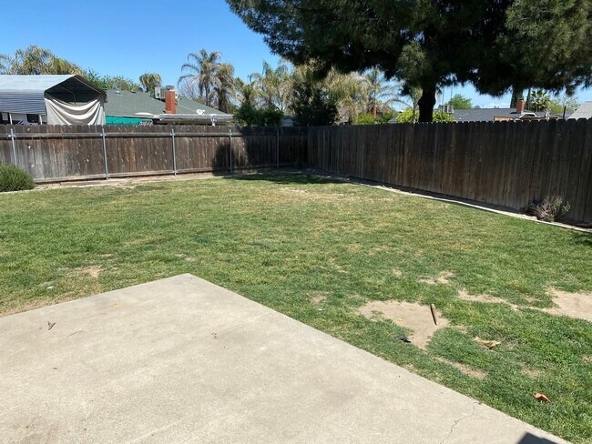 Building Photo - Spacious home in Northeast Hanford, central air, quiet cul-de-sac lot!