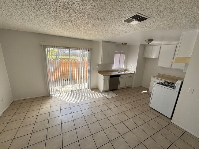 Building Photo - East Palmdale Townhouse