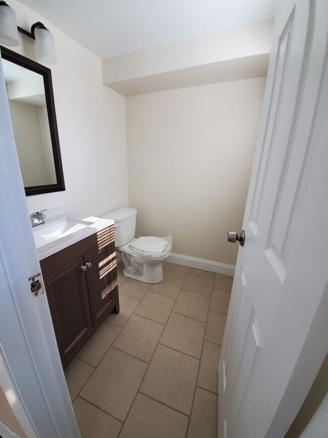 Building Photo - 1175 SqFt 3 Bedroom Townhome