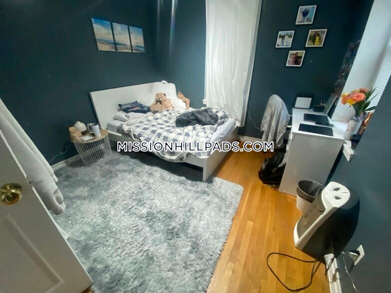 Building Photo - 715 Parker St