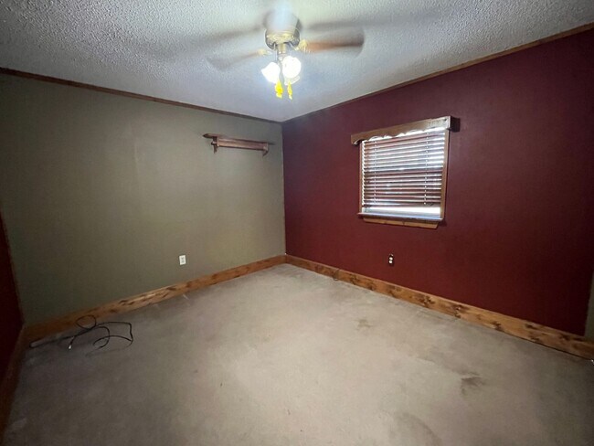 Building Photo - Spacious 3-Bedroom home with Huge Fenced Yard & Pole Barn – Live Oak, FL