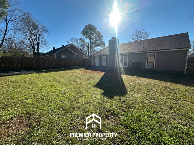Building Photo - Charming 3 Bedroom Home for Rent in Memphis | High Ceilings, Fireplace & Fenced Yard