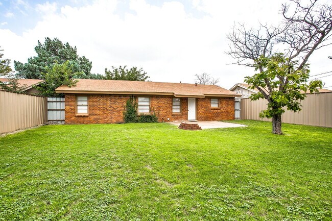 Building Photo - Fantastic home at a fantastic price!