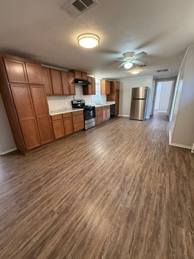 Building Photo - Simple & Comfortable 3 Bedroom Home in Iowa, LA with Large Yard!