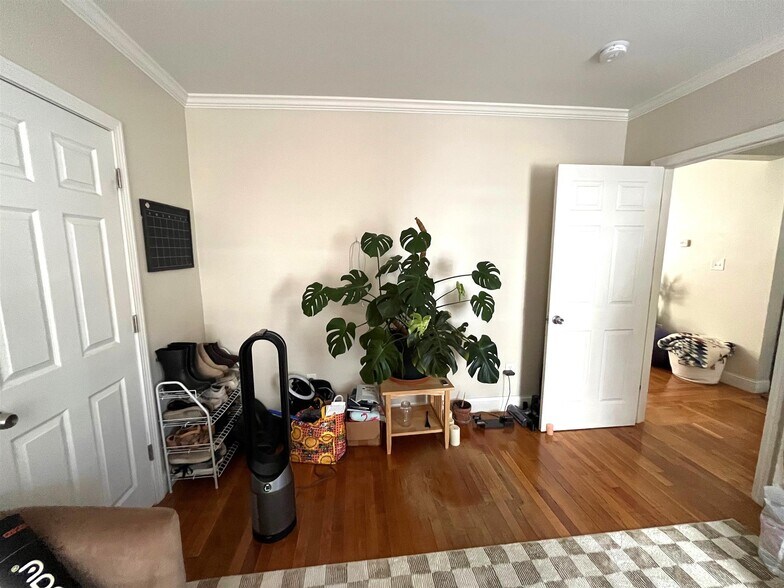 Building Photo - 22 Rice St