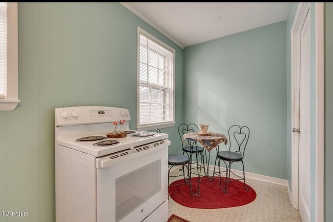Building Photo - 2 bedroom  1 Bath Brick  home